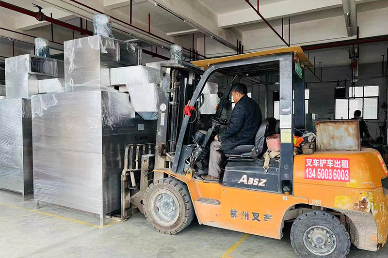 油霧凈化器生產廠家指南：如何選擇最適合您的環?；锇? width=